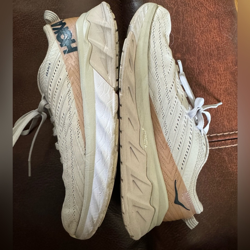 Hoka Arahi 4